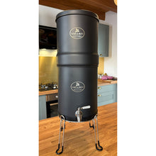 Charger l'image dans la galerie, Fontaine à eau par gravité de couleur noire avec support rehausseur