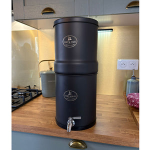 Purificateur d'eau par gravité de couleur noir