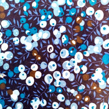 Charger l&#39;image dans la galerie, Bee wrap avec pour motif des baies bleues turquoises et des petites feuilles bleues sur fond bleu foncé