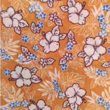 Charger l&#39;image dans la galerie, Bee wrap avec pour motif des fleurs et pistils blancs et des petites fleurs bleues sur fond de couleur curcuma
