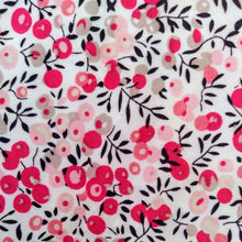 Charger l&#39;image dans la galerie, bee wrap avec pour motif des baies roses et des petites branches noires sur fond blanc