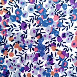 bee wrap avec pour motif des baies violettes et des petites branches bleues sur fond blanc