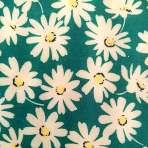 Bee wrap avec pour motif des grosses marguerites blanches sur fond vert