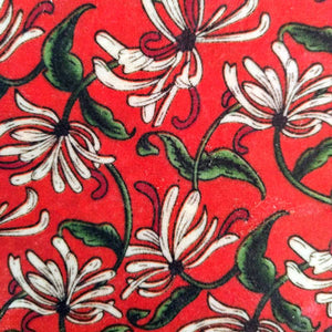 Bee wrap avec pour motif des plantes de safran sur fond rouge