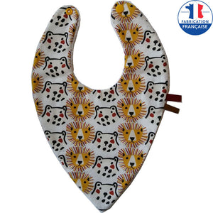 Ce bavoir entièrement en tissu protège les vêtements de bébé. C'est un accessoire incontournable qui apportera encore plus de gaieté au moment du repas grâce à son adorable imprimé !  Il se compose d’un tissu 100 % coton d’un côté, d’un tissu éponge blanc de l’autre. Fermeture par pressions assorties au tissu, ainsi que le ruban.