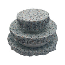 Charger l&#39;image dans la galerie, Lot de 3 couvre plat extensibles de couleur bleu clair aux petits motifs bleu marine