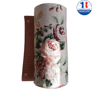 Rouleau essuie-tout lavables à pressions aux motifs à fleurs roses et feuilles vertes sur fond blanc
