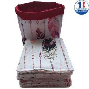 Lot de lingettes lavables en coton de couleur blanche aux motifs de plumes rouges et leur panière du même motif 