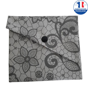 Pochette à savon grise, carrée, avec pression aux motifs fleurs et symétriques de couleur gris foncé