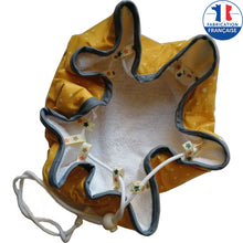 Charger l&#39;image dans la galerie, L’intérieur du sac est en tissu éponge blanc, l’extérieur est en coton enduit qui le rend imperméable, très utile pour y ranger l&#39;équipement de bain humide.  La sac se ferme grâce à un cordon qui passe dans des rubans et restera bien fermé grâce au stop-cordon, facile à utiliser pour un enfant.