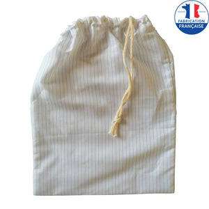 Ces sacs 100 % coton bio permettent de remplacer les sacs en plastique, à usage unique.  Le tissu fin, robuste et esthétique fait que ce sac peut également servir de pochette cadeau réutilisable pour y glisser vos présents.