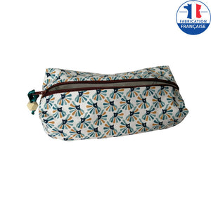 Cette trousse vous permettra de réduire également votre impact sur l'environnement pour ranger vos cosmétiques fabriquées DIY, votre maquillage ou tous types d'accessoires.  L’extérieur est en tissu 100 % coton, l’intérieur en tissu coton sergé blanc qui donne sa forme à la trousse. Se ferme à l'aide d'une fermeture éclair.